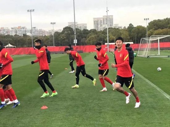 他的昂扬对准她湿润的入口视频